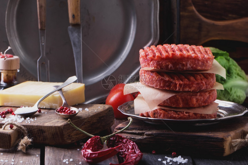 Raw土生牛肉汉堡牛排切菜图片