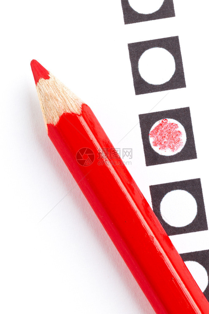 投票表格上的红色铅笔被白色隔离图片