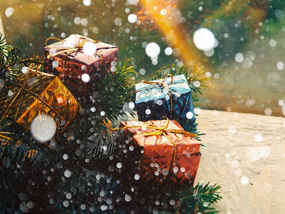 圣诞快乐圣诞树运输车在xmas晚上为所有甜心带来礼物图片