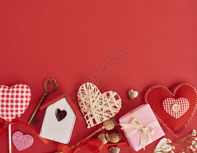 有很多不同的心礼物盒和情人节概念图片