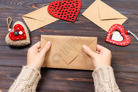妇女为情人节包装准备手工制作的信封背景图片