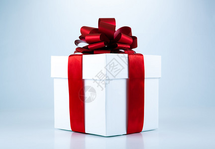 白色礼物盒带红色丝带和背景图片