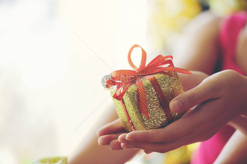 女孩拿着圣诞礼物节日新年和庆祝概念的礼盒图片