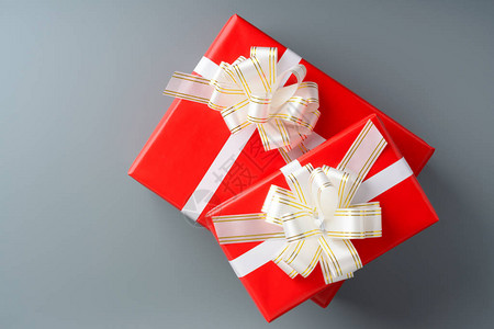两个红色礼物盒带白丝带和图片