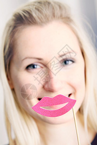 微笑的女人用厚的纸唇图片