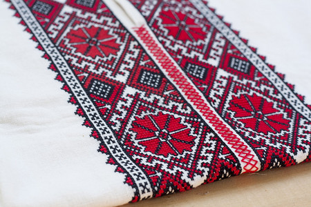 带乌克兰刺绣红色和黑色的白衫有图片
