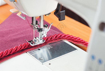 缝纫机针和装饰边线缝纫过程图片