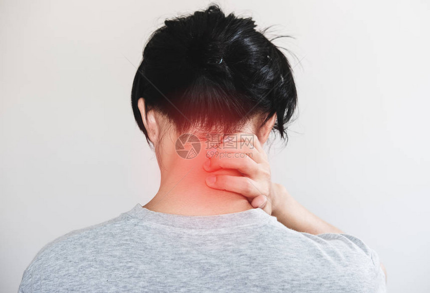 一个男人用背部颈痛的亮点用白色背景来图片
