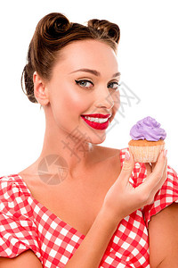 女孩拿着蛋糕带着紫色奶油在图片