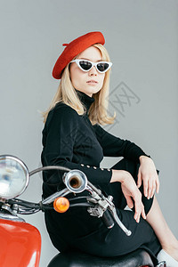 穿着黑色衣服的优美金发美女被古老的骑摩托车用图片