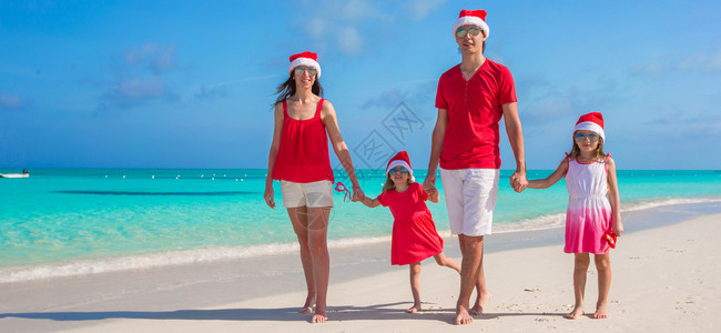 圣诞礼帽快乐的家庭在异国图片