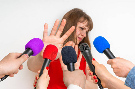 记者用麦克风采访年轻女新闻和广播概念图片