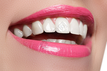 漂白后的完美笑容牙齿护理和美白牙齿女人微笑着大牙齿微笑的特写镜头与白图片