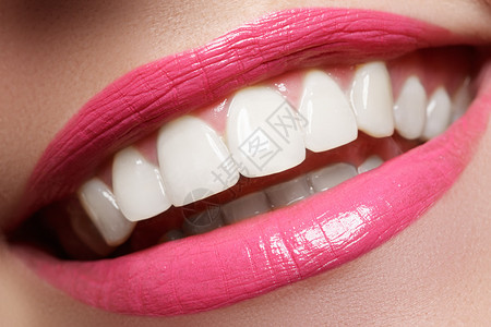 漂白后的完美笑容牙齿护理和美白牙齿女人微笑着大牙齿微笑的特写镜头与白背景图片
