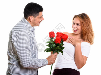 年轻快乐的情侣微笑着爱着男人给红玫瑰图片