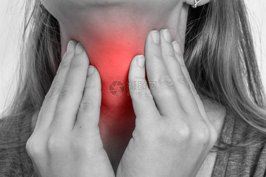 有喉咙痛的女人紧握着她的喉咙图片