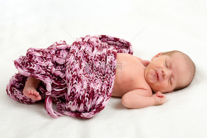 穿着白毯披巾睡着的新生儿婴新图片