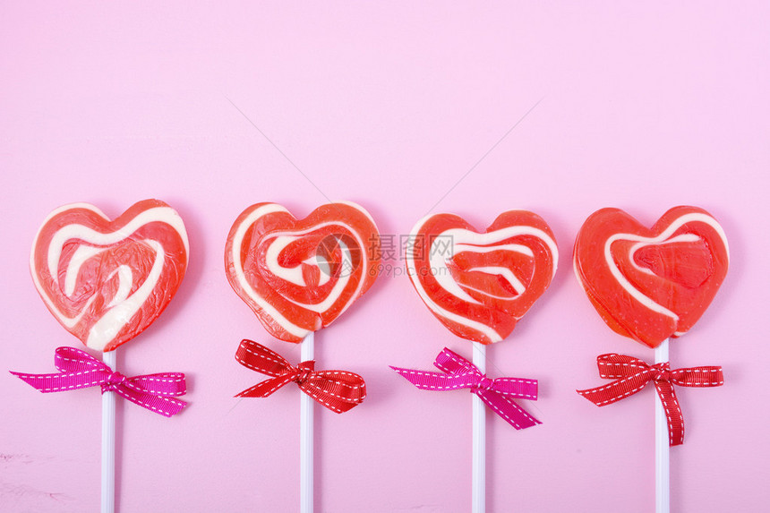 情人节快乐糖果红色心脏形状棒糖图片