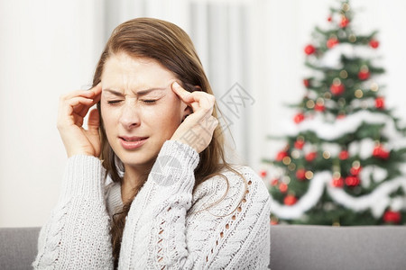 不快乐的年轻女孩头痛圣诞节压力图片