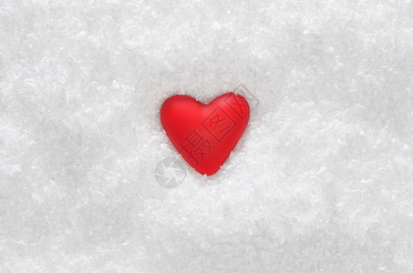 白雪上的红心图片