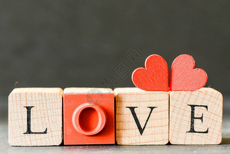 带有拼写爱的立方体情人节概念图片