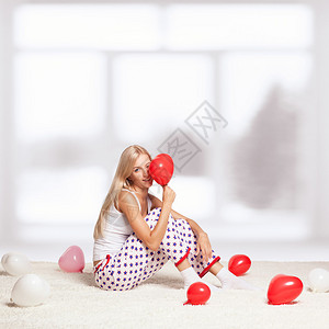 金发年轻女子坐在白色整层地毯上窗高清图片