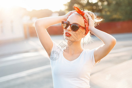 美丽的时髦女人图片