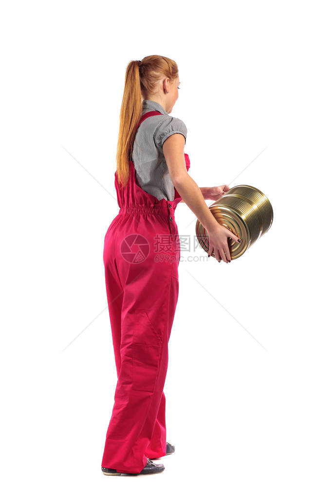 身穿红色便衣的年轻女子在水桶里涂油漆图片