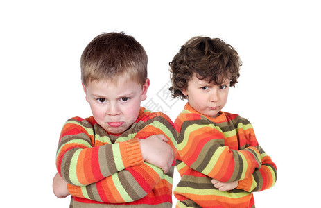 两名身着同样球衣愤怒的白人儿童被孤立图片