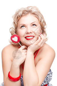 美丽微笑的年轻金发尺寸加上红色棒糖与白色心脏中间的女人模图片