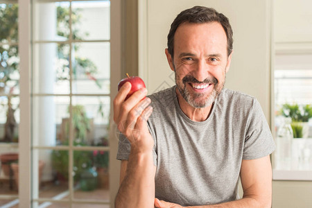 中年男子吃健康的红苹果图片