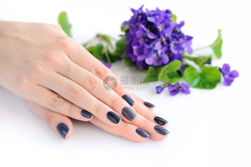 指甲上涂着黑指甲和白底鲜花紫罗图片