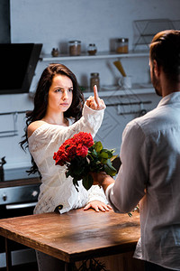 愤怒的女子用红玫瑰花束向图片