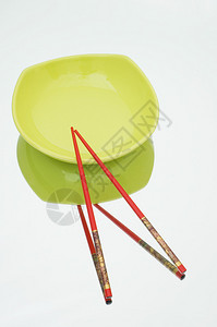 反射背景上的红盘和筷子图片