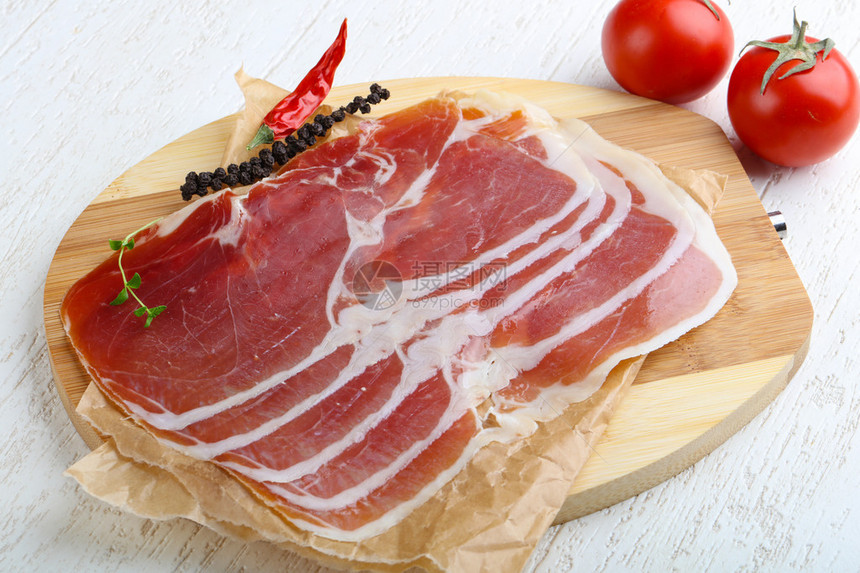 美味的Jamonserrano辣椒和百里香叶图片