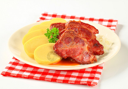 烤猪肉配土豆和酸菜图片