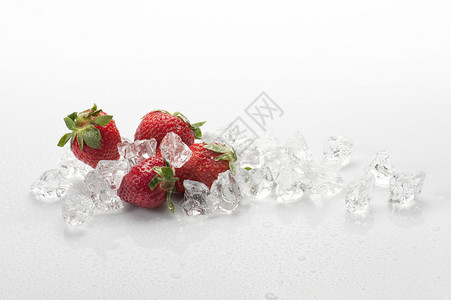 白色背景中带冰块的冷冻草莓图片