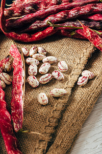 棕色背景中的红皮豆和种子图片