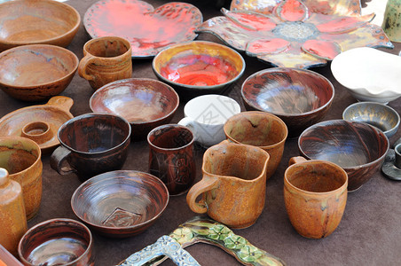传统的陶器罐子和盘子图片
