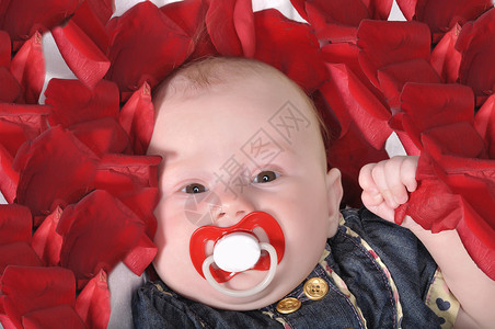 带红色假人的婴儿脸图片