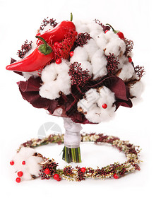 花圈背景上的棉花红浆果和红辣椒花束图片