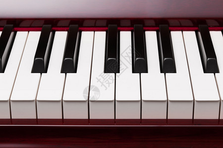 红色钢琴的乌木和象牙键背景图片