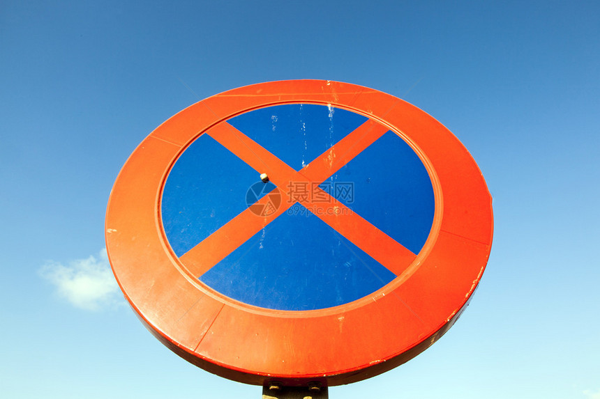 蓝天下禁止停车和停车标志图片