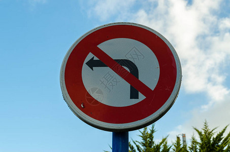 禁止车辆左转的圆形路标图片
