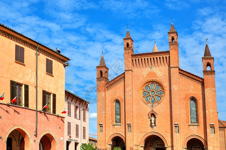市政厅大楼和圣洛伦佐多莫教堂的景象图片