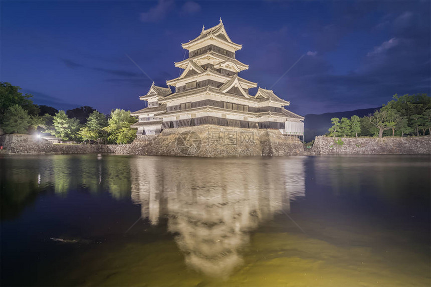 松本城的夜景湖光山色图片