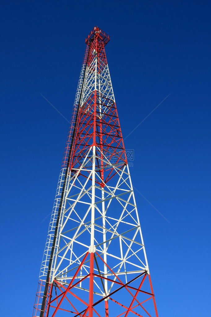 蓝天背景的无线电塔图片