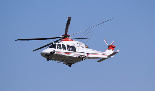载有乘客的直升机在天空中图片