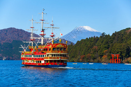 秋季的芦之湖和富士山与大型复古船图片