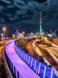 奥克兰市夜景与市中心和奥克兰天空塔图片